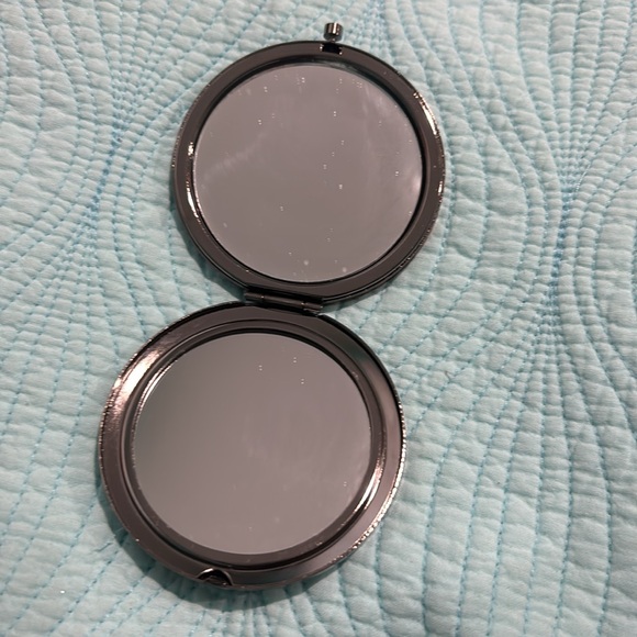 Dana Buchman cheetah design compact mirror with box - Picture 4 of 13